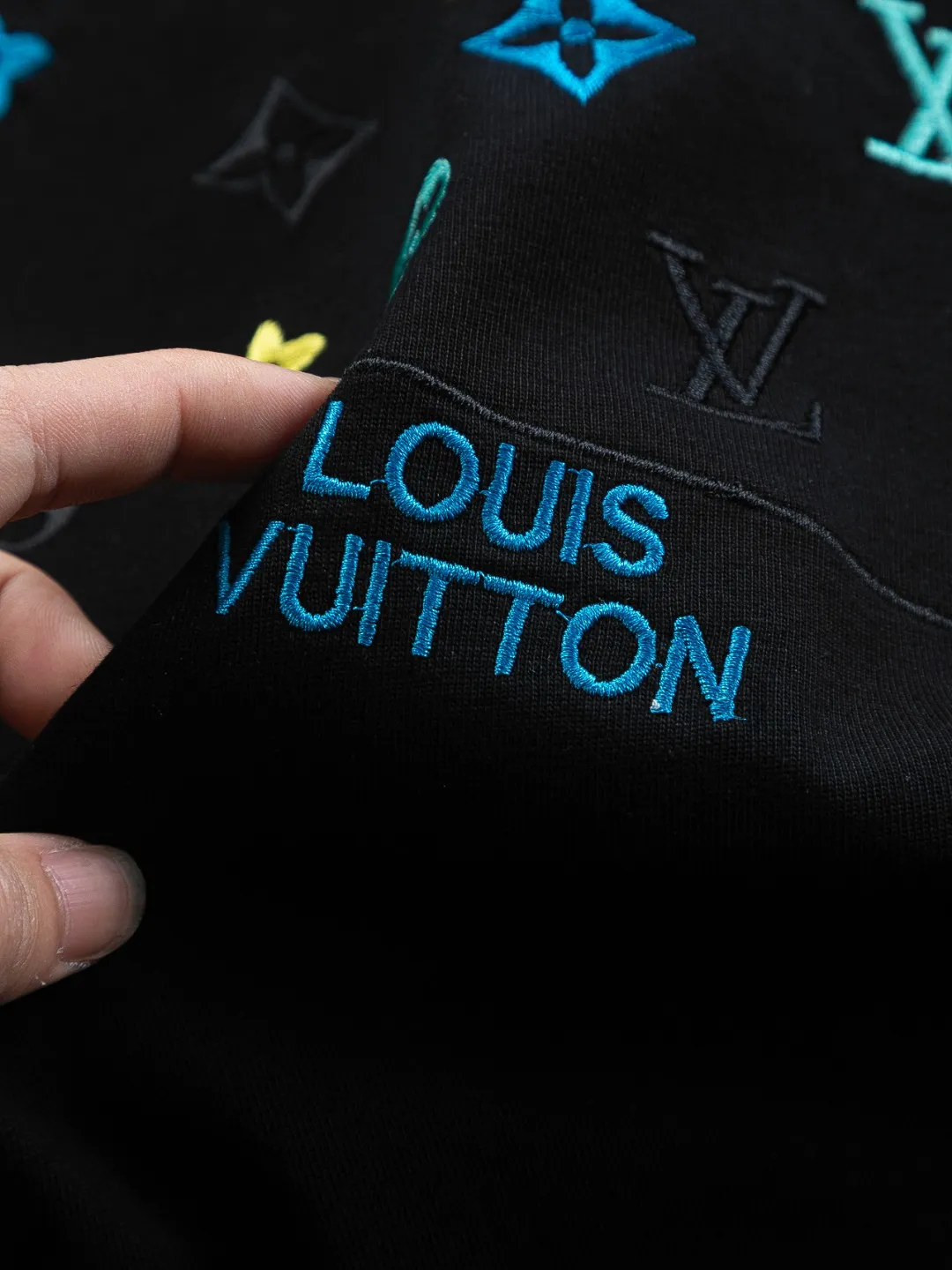 🅿️190 Louis Vuitton 1V LV micro-wide version S-XL LV 26ss new products are available at the counter simultaneously. Multiple craftsmanship. Colorful half-body digital full flower logo on the chest🪡 embroidery. Round neck short-sleeved T-shirt, same style for men and women! Consigned to one-to-one creation. Synchronized with the official website, pure cotton fabrics at the counter! It is close to the skin and comfortable, durable and easy to wear. It has a classic and simple logo design and meticulous original craftsmanship. Short-sleeves, a must-have item for men, do not appear to be the same for the general public, but must be unique and eye-catching. This LV short-sleeve is all about quality, comfort, the same shape and fashion as always, including fabrics and cutting techniques. All of them have been made with great effort! 320 grams of washed pure cotton fabric, pure cotton is breathable, very refreshing and comfortable for daily wear. The rib knitting on the neckline is smooth and tight, and the neckline will not be skewed if you toss it at will. The loose version, you will find that it looks really good on the upper body. The overall is minimalist and neat, super versatile for daily use! Pair it casually with a pair of pants for a youthful look. A T-shirt will make your outfit crazy. It is a fashionable item that can never go wrong! Color: Black White Size: S-XL Size chart: S: Shoulder width 45.5-Bust 52-Length 70 M: Shoulder width 47-Bust 54-Length 72 L: Shoulder width 48.5-Bust 56-Length 74 XL: Shoulder width 50-Bust 58-Length 76